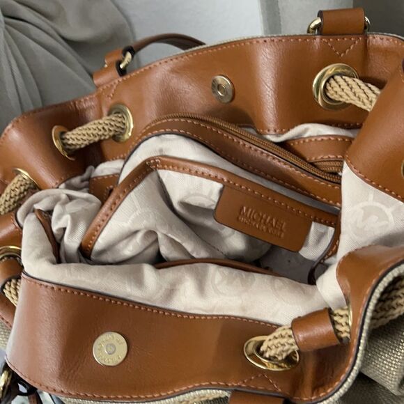 Michael Kors Satchel Purse. - Picture 6 of 7